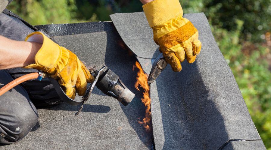 Professional gutter cleaning in Bell Gardens, CA